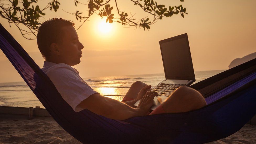 How Digital Nomads are Outearning Office Workers