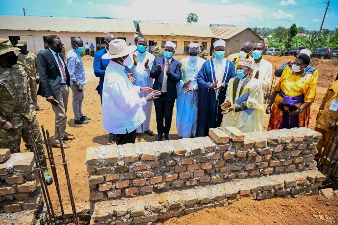 Museveni donates Shs.200m for Lwengo Muslim District Headquarters construction